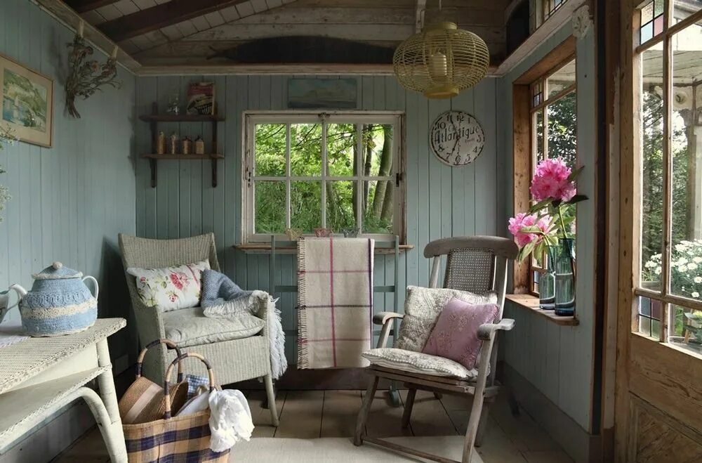 Красивый интерьер дачи dirtshrines: Darling retreat on theÂ Isle of... Small cottage interiors, Cottage