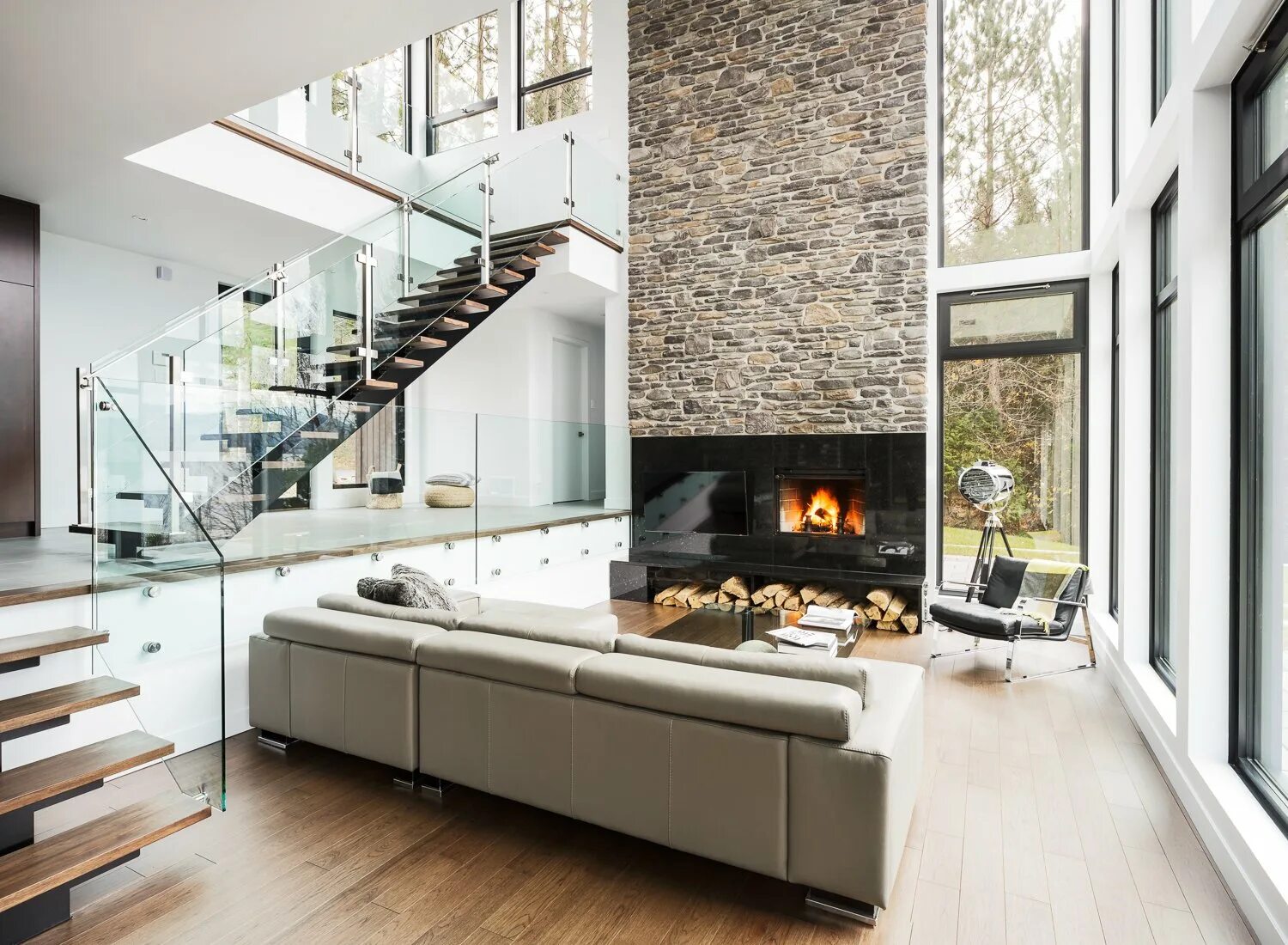Красивый интерьер дома в современном стиле Photo 18 of 23 in BONE Structure homes by BONE Structure - Dwell