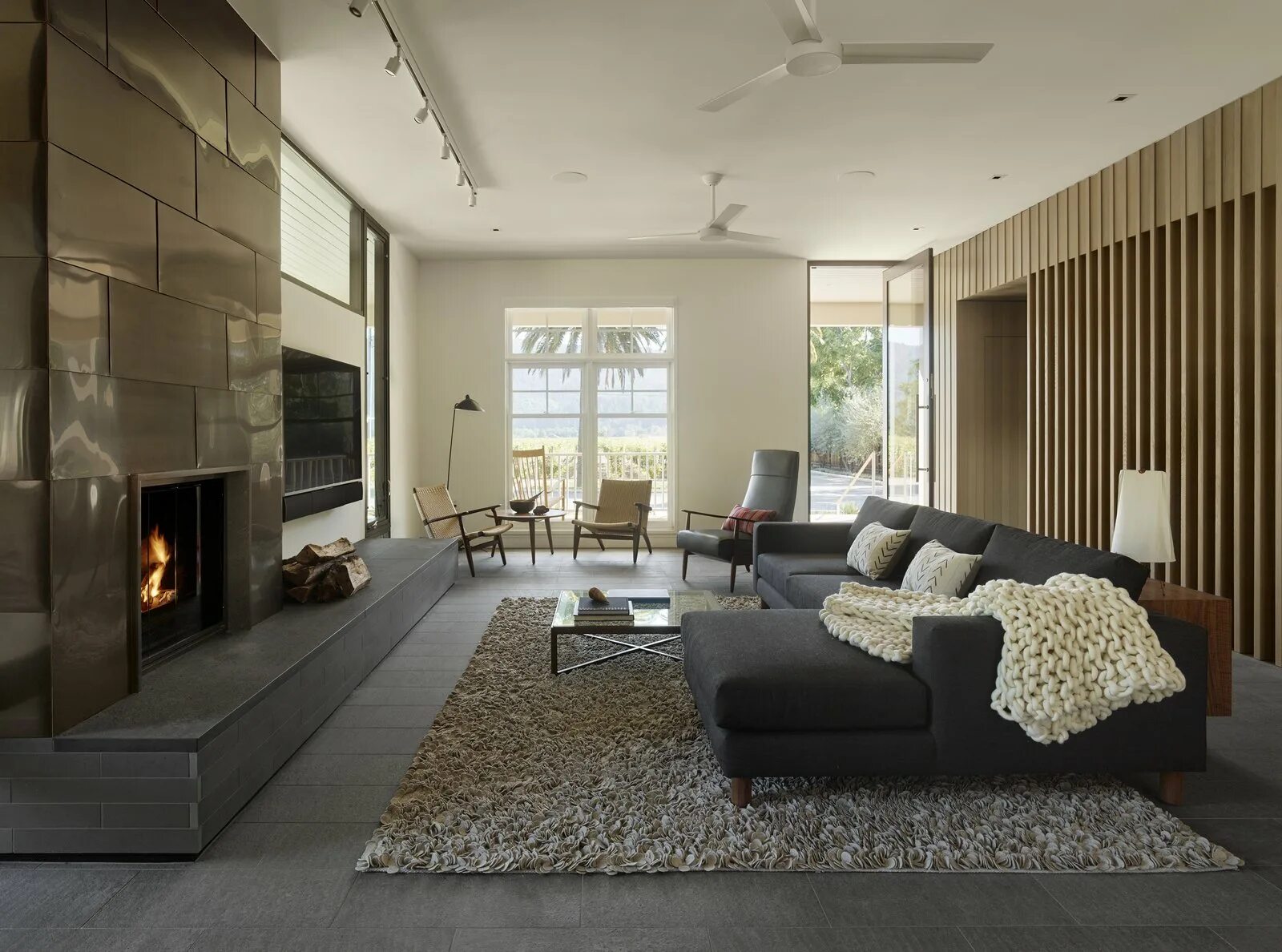 Красивый интерьер гостиной фото в современном Photo 11 of 16 in Wine Country Farmhouse by Bohlin Cywinski Jackson - Dwell