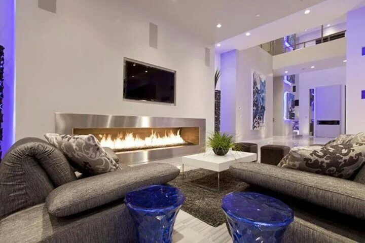 Красивый интерьер гостиной в квартире Wonderful fireplace & luv the the way they've made the lighting purple Salones d