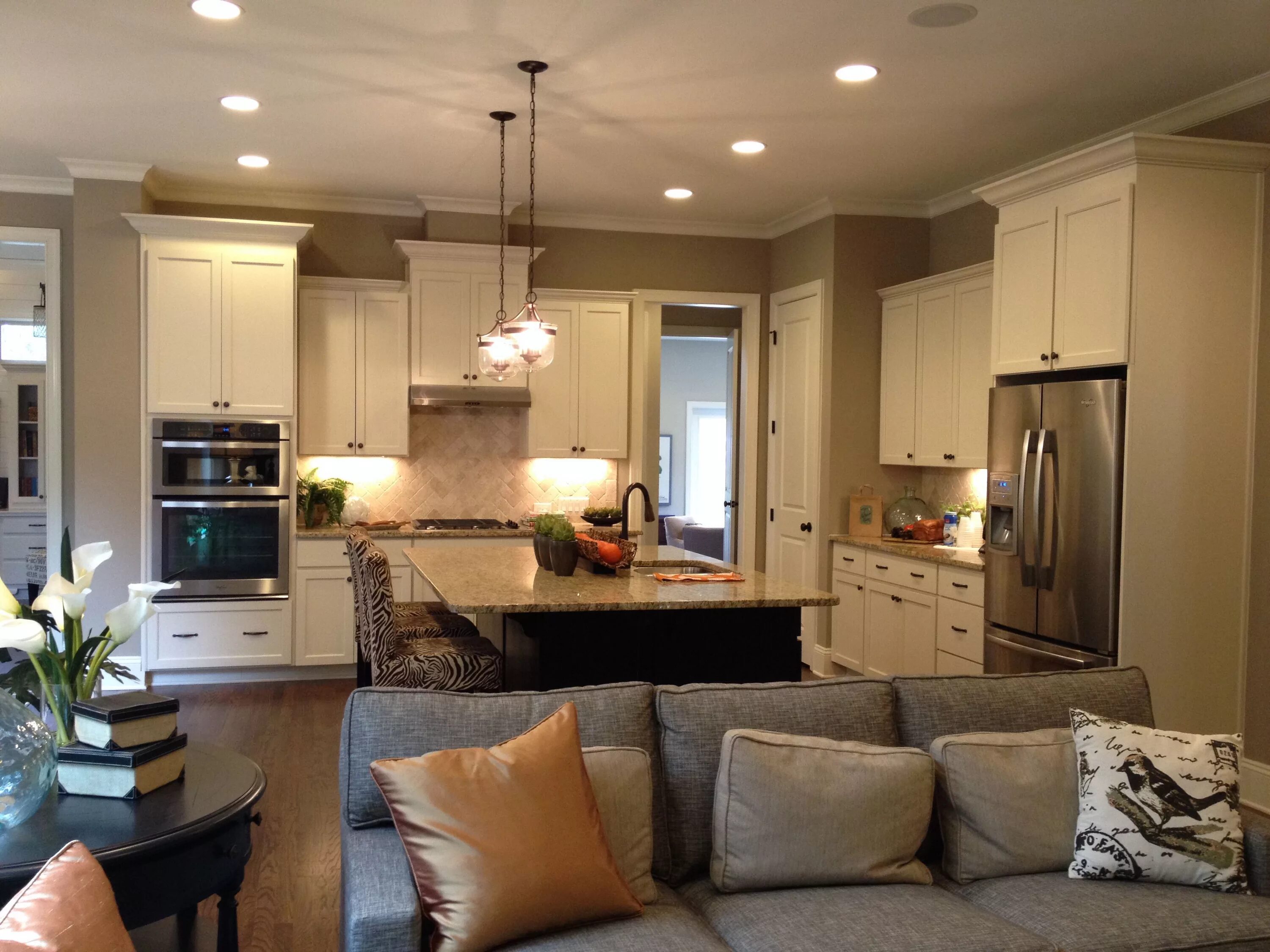 Красивый интерьер кухни гостиной фото Open floor plan but have the kitchen cabinets go all the. Living room and kitche