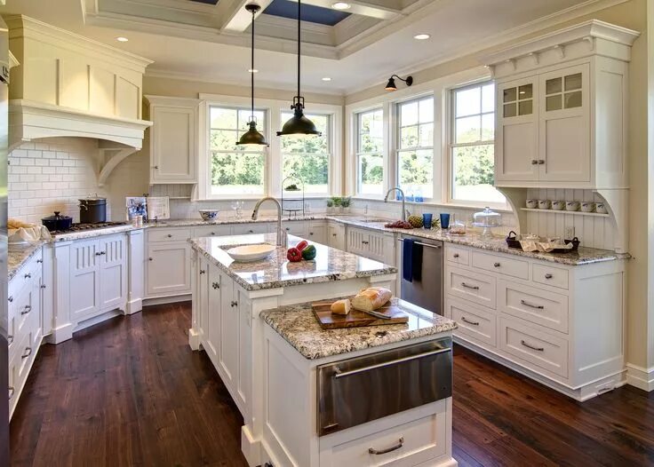 Красивый интерьер кухни в частном доме Beach House Style Kitchen - Colonial Craft Kitchens, Inc. - Custom Cabinetry Bea