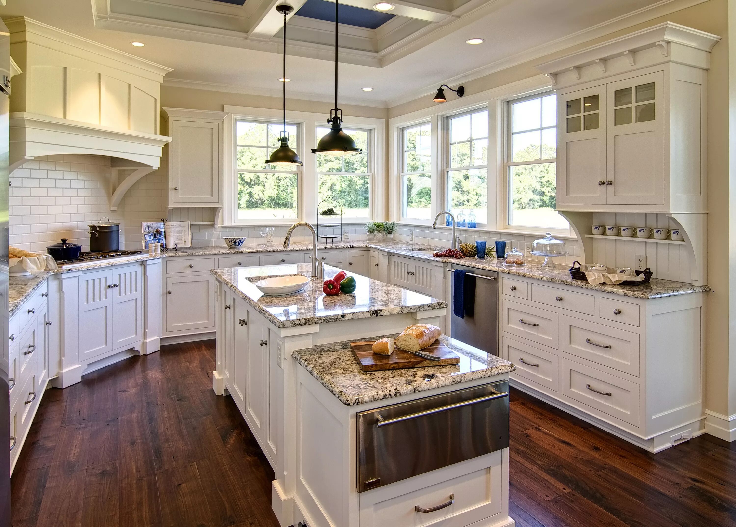 Красивый интерьер кухни в доме Beach House Style Kitchen - Colonial Craft Kitchens, Inc. - Custom Cabinetry Bea