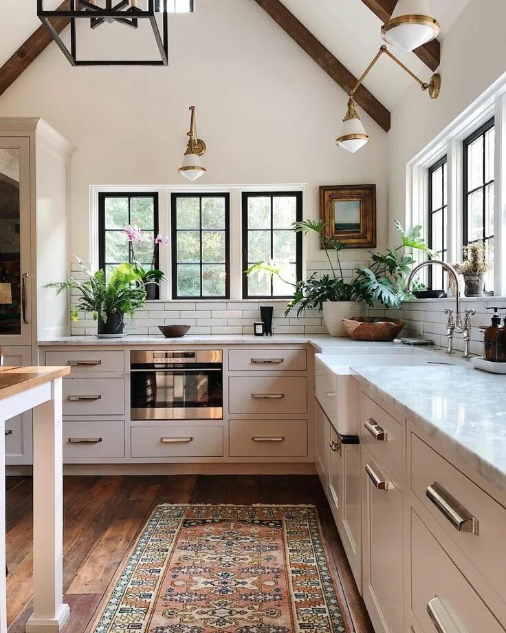 Красивый интерьер кухни в доме Stoffer Home - Visit Grand Rapids Home kitchens, Kitchen inspiration design, Kit