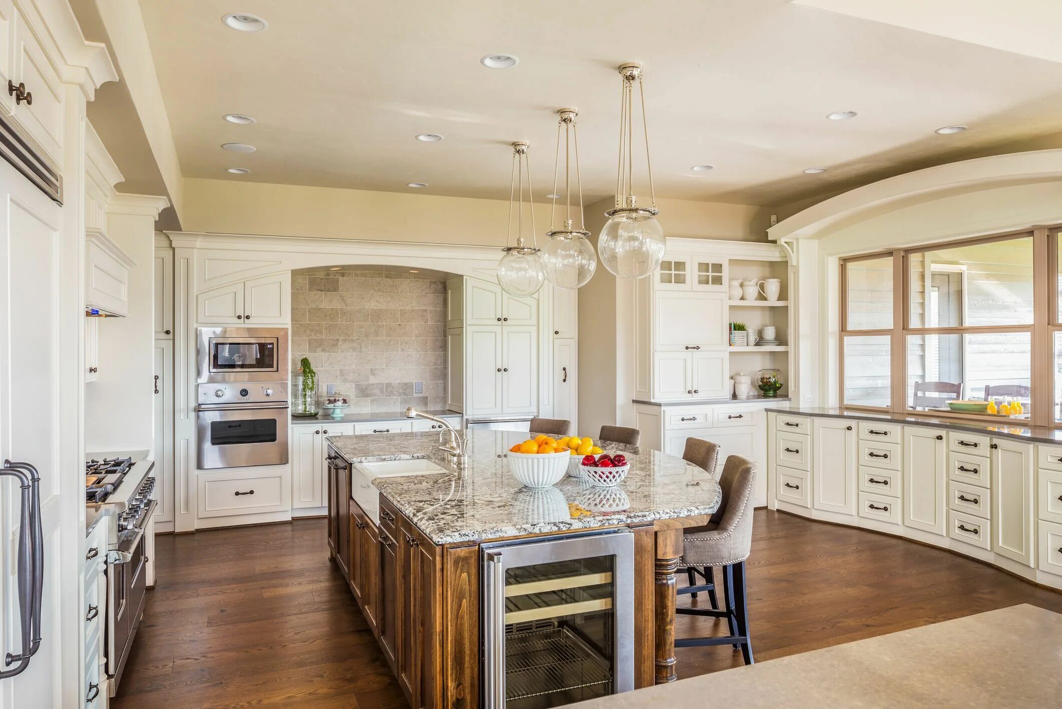 Красивый интерьер кухни в доме 40 Crown Molding Design Ideas Cocina piso de madera, Armario de cocina rincón, C