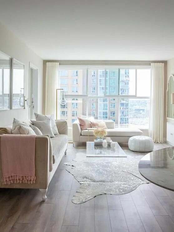 Красивый интерьер квартиры в светлых тонах Neutral living room. Condo living room, Condo interior design, Condo interior