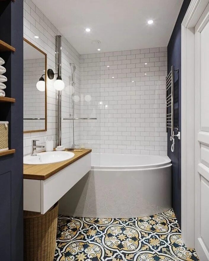 Красивый интерьер маленькой ванны Interior And Decor on Instagram: "Угловая ванная с яркой плиткой на полу. Появле