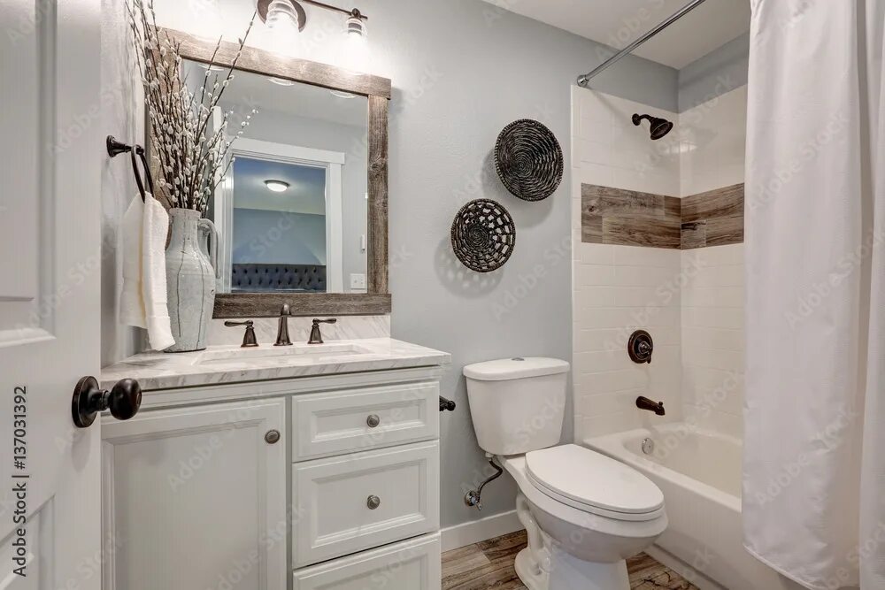 Красивый интерьер маленькой ванны Lovely white bathroom design with reclaimed wood touches фотография Stock Adobe 