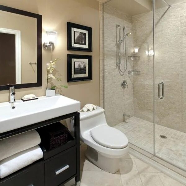 Красивый интерьер маленькой ванны Contemporary & Classic Chrome Transitional bathroom design, Bathroom design smal