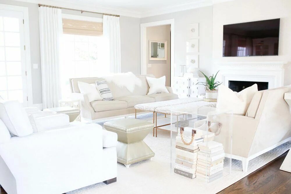 Красивый интерьер в белом цвете Convertible Drapery in Classic Linen - White Family living rooms, Living room, H