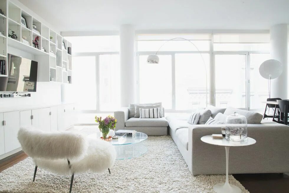 Красивый интерьер в белом цвете HOUSE TOUR: A Minimalist Loft Brings Masculine And Feminine Together In Perfect 
