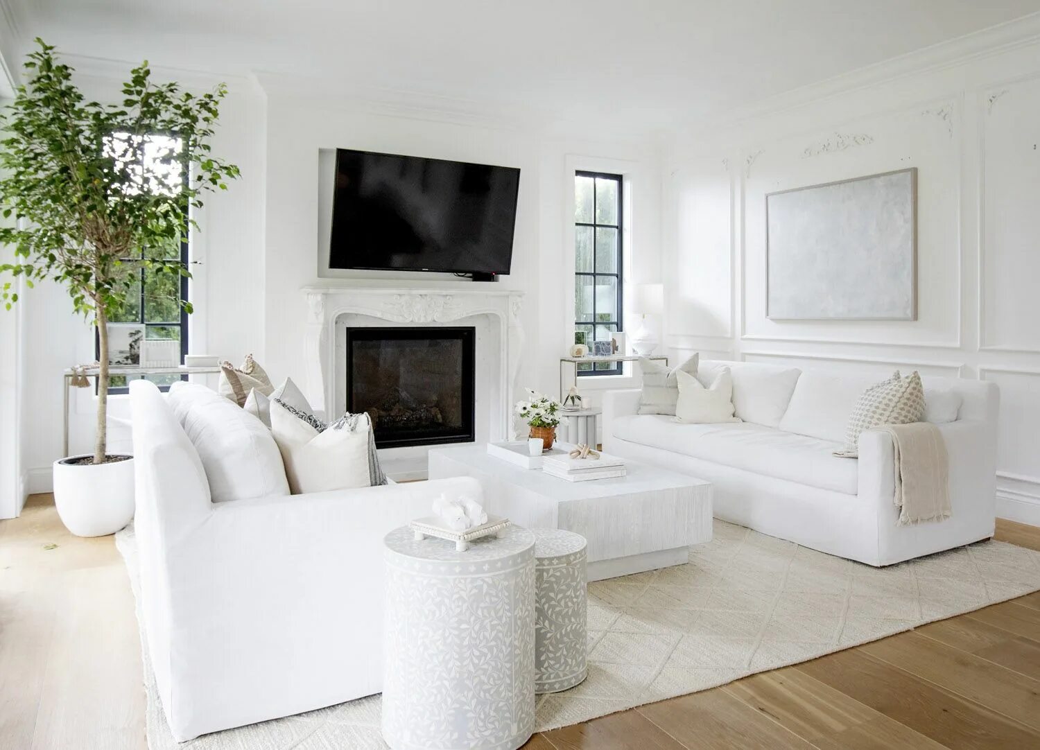 Красивый интерьер в белом цвете Less is More: A Custom Waterfront Home Gets a Streamlined Update Rue Modern whit