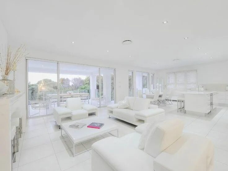 Красивый интерьер в белом цвете A little too much white in my mind, but it sure looks clean White house interior