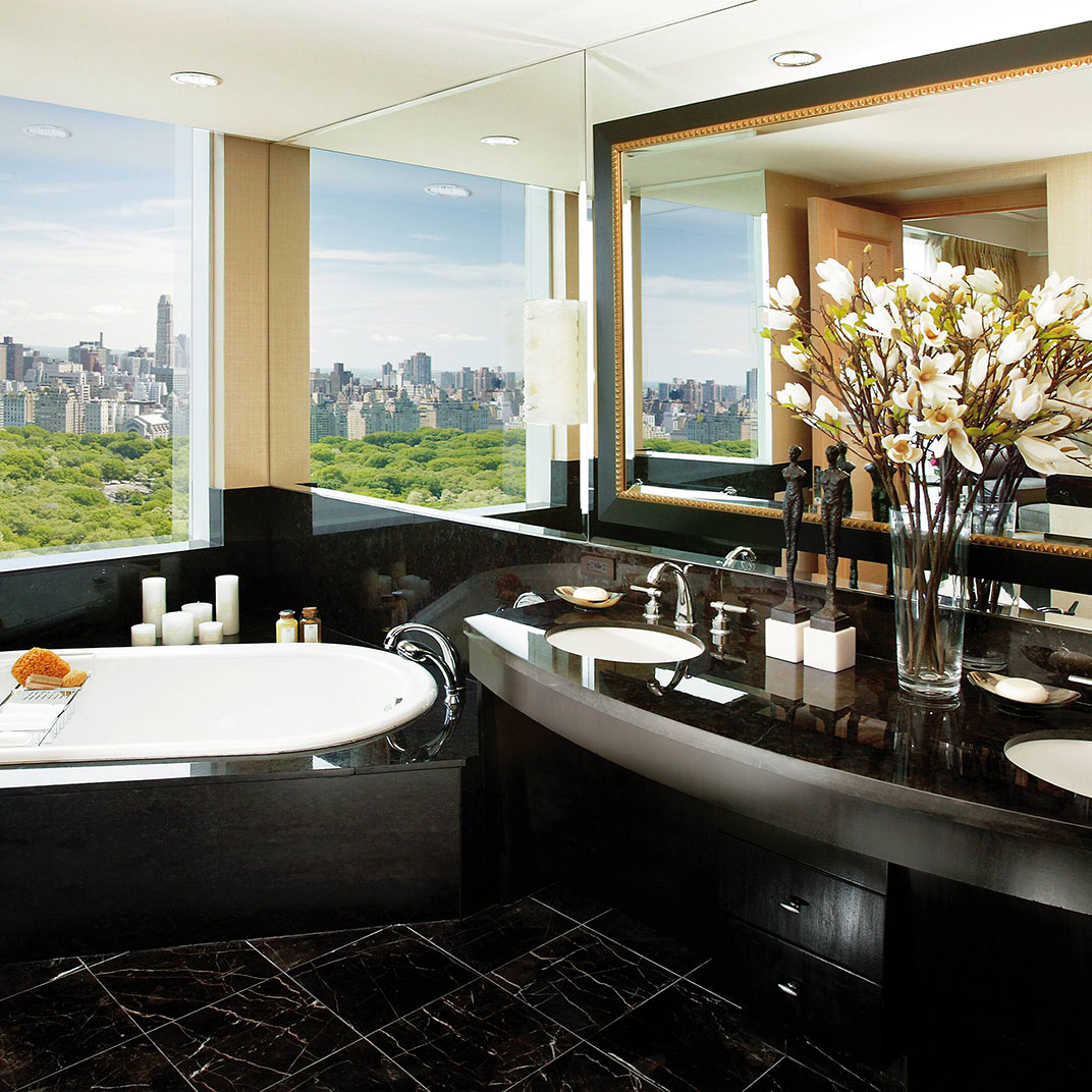 Красивый интерьер ванной комнаты Mandarin Oriental New York - New York City - a MICHELIN Guide Hotel
