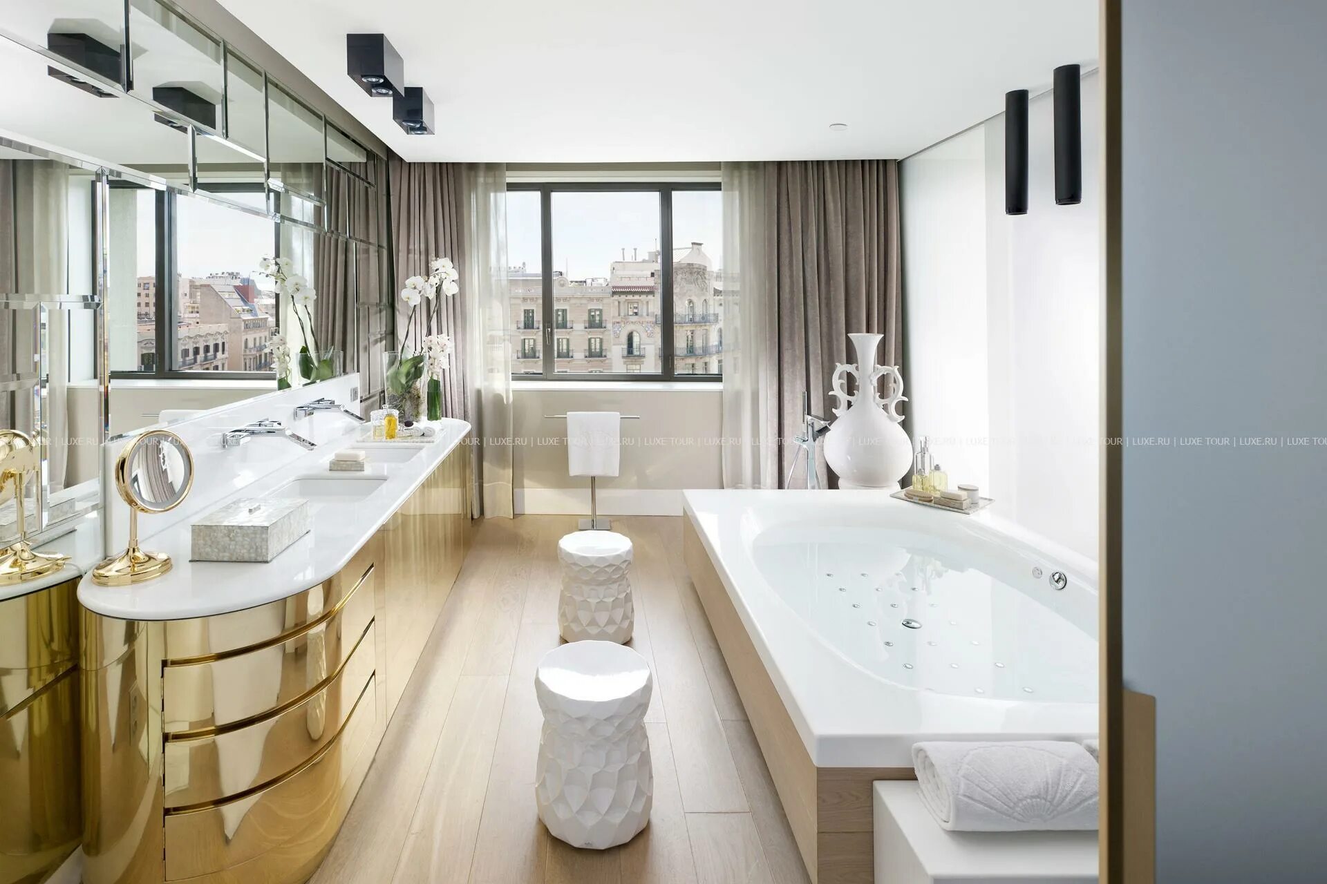 Красивый интерьер ванной комнаты Mandarin Oriental Barcelona, Барселона