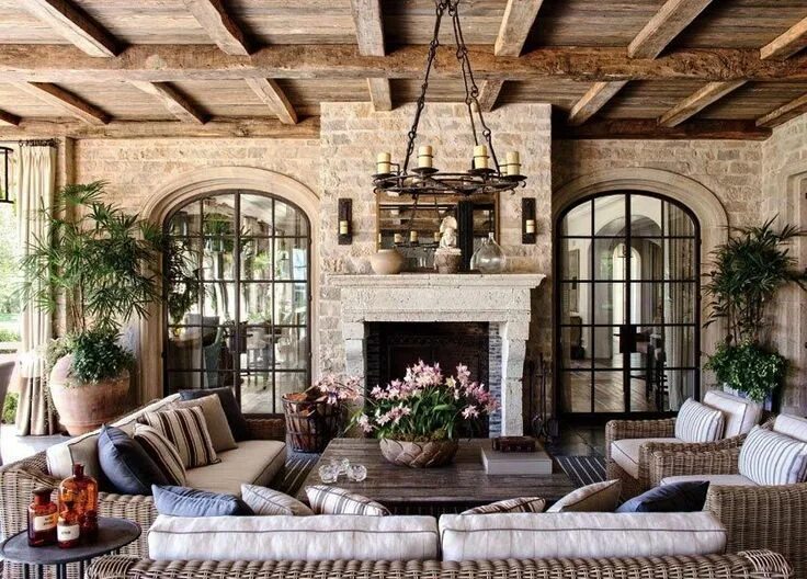 Красивый интерьер загородного дома gisele-bundchen-tom-brady-outdoor-loggia French country decorating living room, 