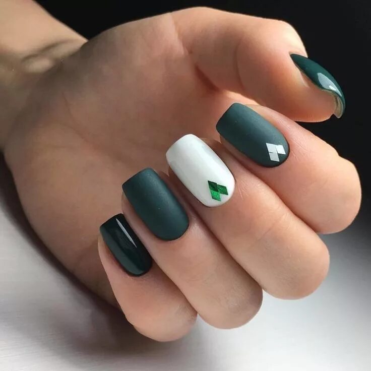 Красивый изумрудный маникюр Пин от пользователя Inna Dekker на доске Nails Зеленые ногти, Модные ногти, Изум