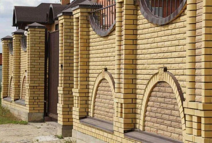 Красивый кирпичный забор фото Pin by Мира on Дизайн кирпичного забора Modern bungalow house plans, Wall exteri