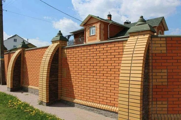 Красивый кирпичный забор фото Дача ha condiviso un post su Instagram: "Кирпичные заборы на уровне искусства" *