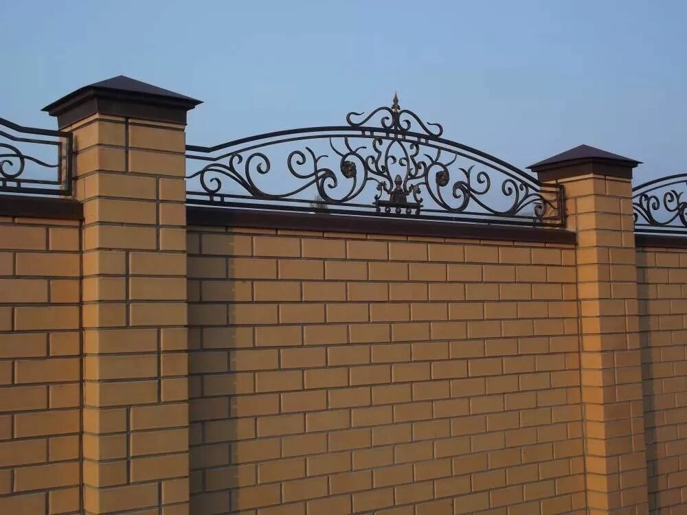 Красивый кирпичный забор фото Upgrade Your Home's Exterior with a Stylish Boundary Wall