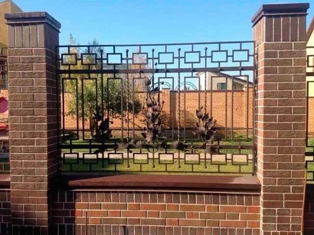 Красивый кирпичный забор фото Кирпичный забор с ковкой на столбах купить в Москве, цена 3350 руб. Стройзабор