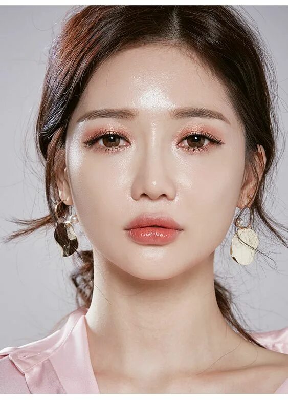 Красивый корейский макияж Similar to the previously mentioned Korean skin care trends, cloudless skin invo