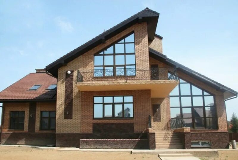 Красивый коттедж из кирпича фото Плитка Тянь-шань (Идеальный камень), купить коллекцию Тянь-шань в Москве
