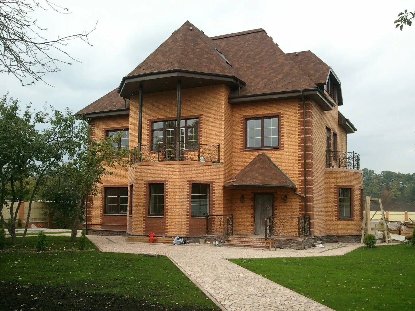 Красивый коттедж из кирпича фото Фотографии работы: коттедж с фасадом из кирпича Меланж