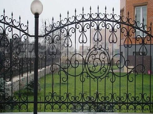 Красивый кованый забор фото Ковано-сварные заборы под ключ в Москве - цены на сварные секционные заборы - За