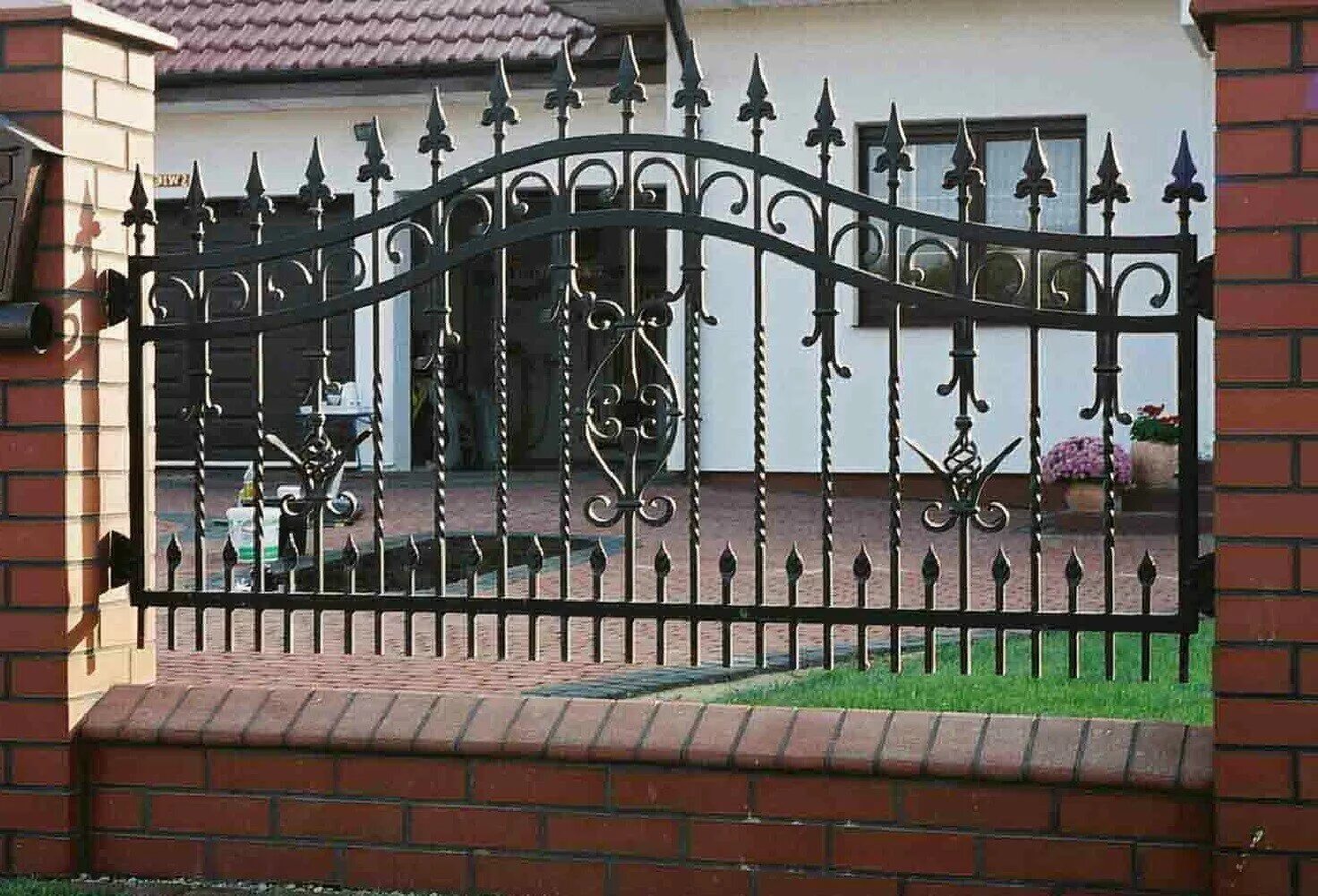 Красивый кованый забор фото Строительство заборов и ограждений в Санкт-Петербурге: 120 строителей со средним