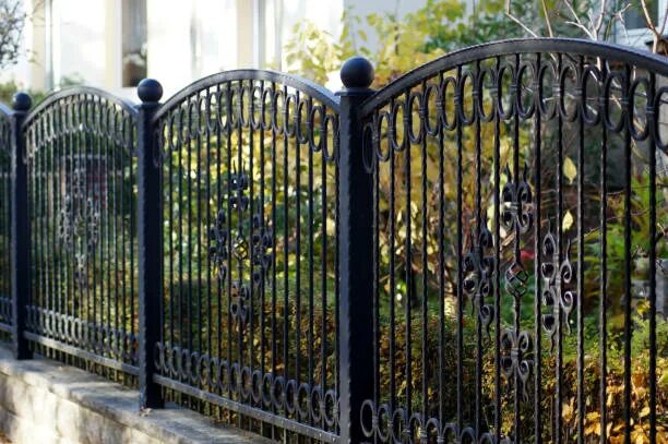 Красивый кованый забор фото Более 7 800 работ на тему "Black Wrought Iron Fence": стоковые фото, картинки и 