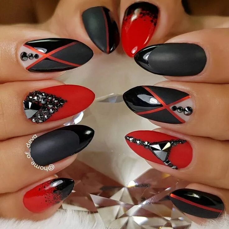 Красивый красно черный маникюр с дизайном Black red rhinestones studs Black nail designs, Black nails, Red nail designs