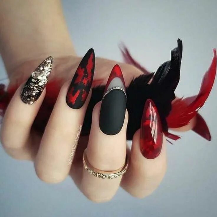 Красивый красно черный маникюр с дизайном 50 Fun Nail Arts For Halloween 2020 - The Glossychic Halloween nail designs, Tre
