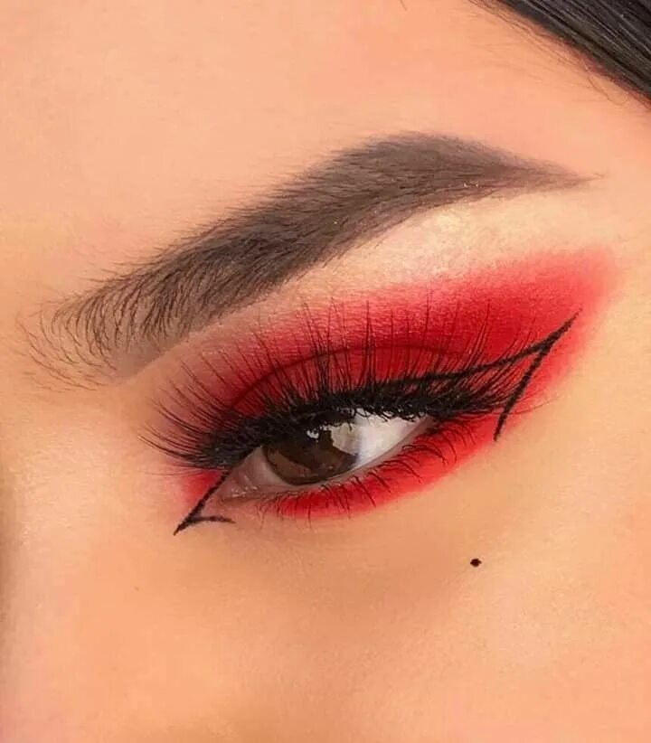 Красивый красный макияж Get the We Heart It app! Макияж глаз, Творческий макияж, Макияж для обложки