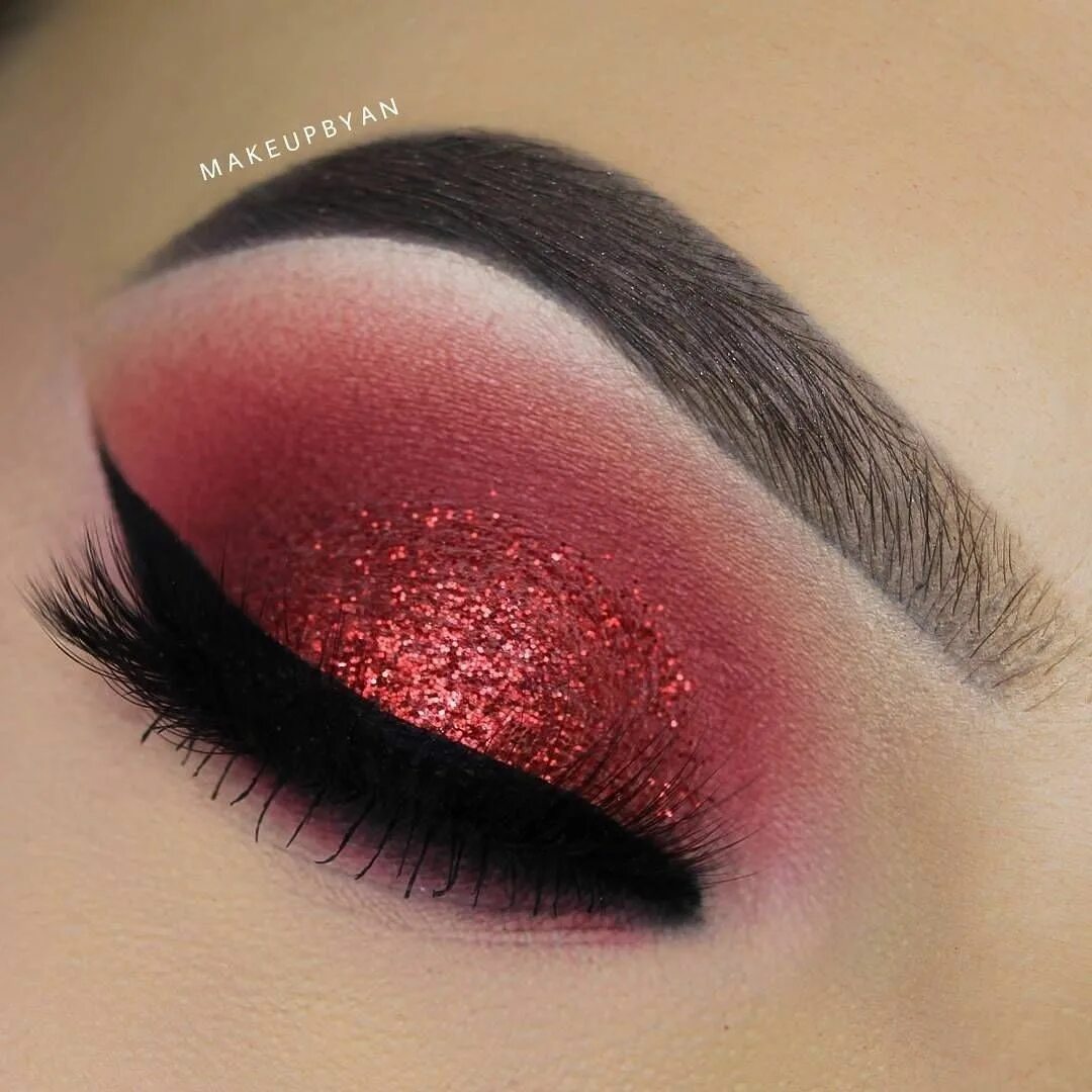 Красивый красный макияж глаз IG: makeupbyan #makeup Christmas eye makeup, Christmas makeup look, Red eye make