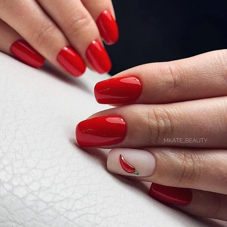 Красивый красный маникюр Pin by Maria . on маникюр Nail art, Red nail designs, Nail art designs