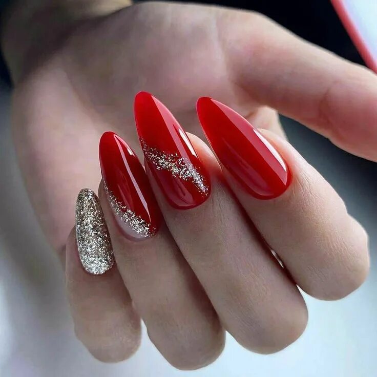 Красивый красный маникюр 2024 Pin on Körmök Red and silver nails, Silver nail designs, Silver nails