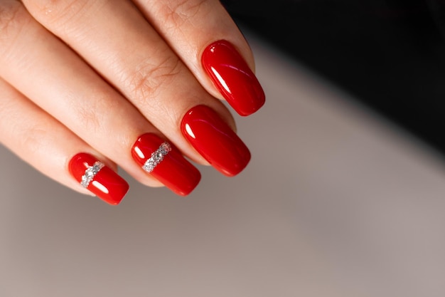 Красивый красный маникюр 2024 Premium Photo Beautiful red manicure Manicure with gel polish Closeup of young w