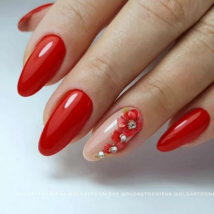 Красивый красный маникюр 2024 с дизайном Маникюр 2024 - модные тенденции Red nails, Gel nails, Floral nails