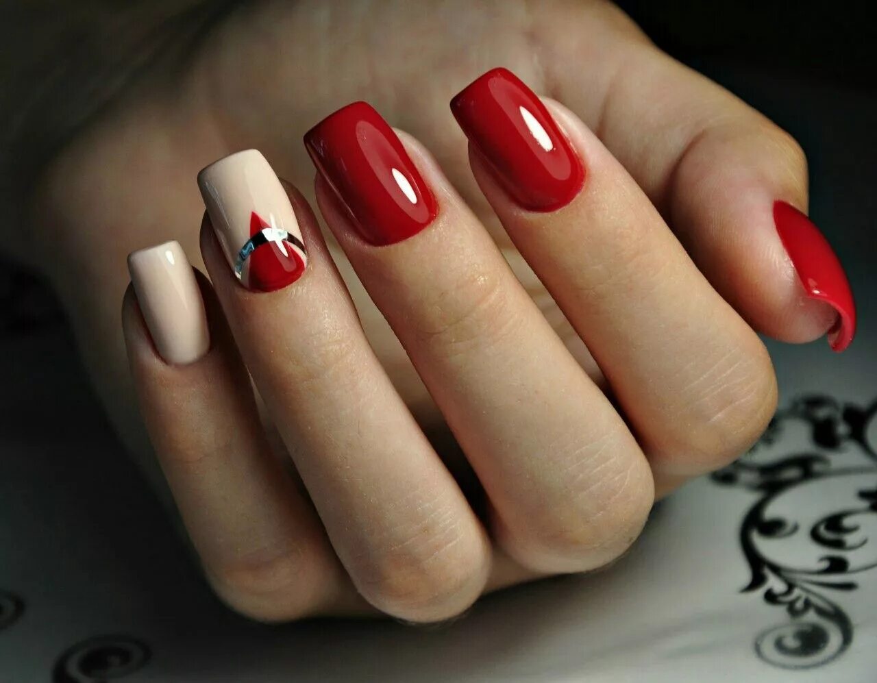 Красивый красный маникюр дизайн на квадратный Pin by Natali Nails on Nail Designs: GEOMETRY! Beautiful nails, Trendy nails, Na