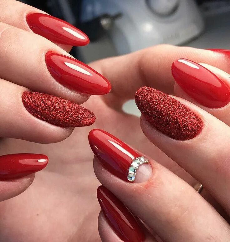 Красивый красный маникюр фото новинки Инкрустация, стразы Red nails, Red nail art designs, Red nails glitter