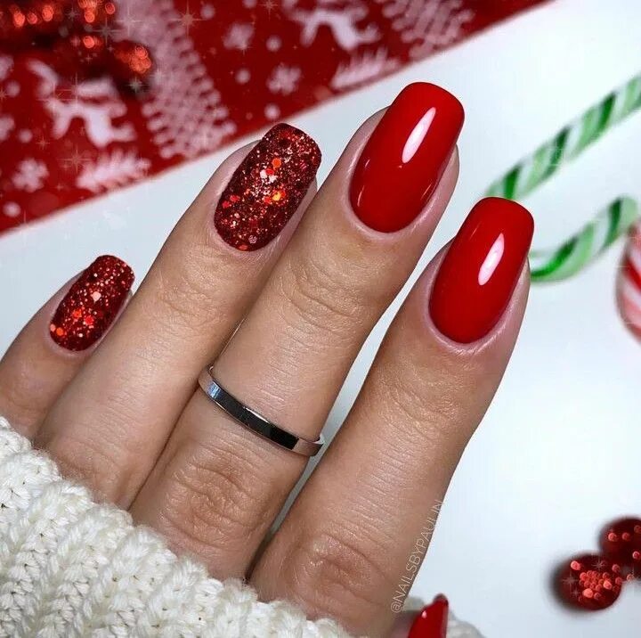 Красивый красный маникюр фото новинки 25+ Fabulous Christmas Nail Designs - Emerlyn Closet Christmas nails, New years 
