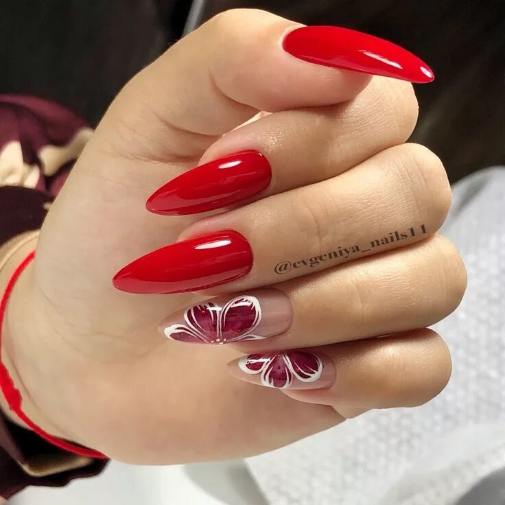 Красивый красный маникюр миндаль Пин на доске uñas