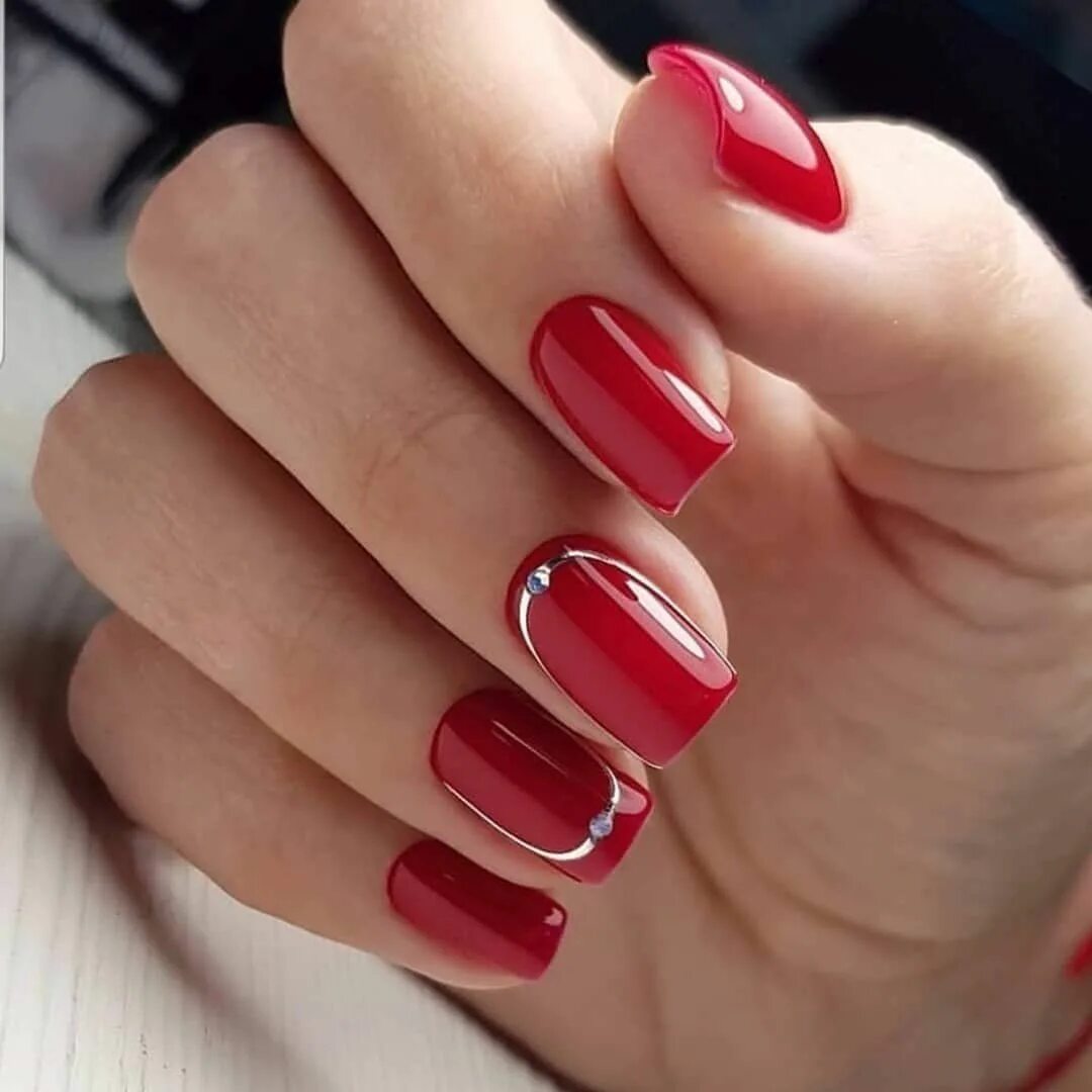 Красивый красный маникюр на короткие ногти Форма ногтей мягкий квадрат: фото дизайна маникюра в 2024 году для длинных и кор