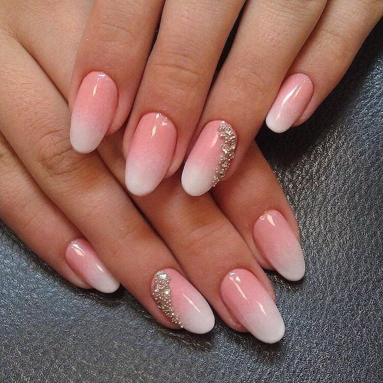 Красивый круглый маникюр фото manucure-ombré-élégante-rose-blanc-nail-art-strass Trendy nail art, Trendy nail 
