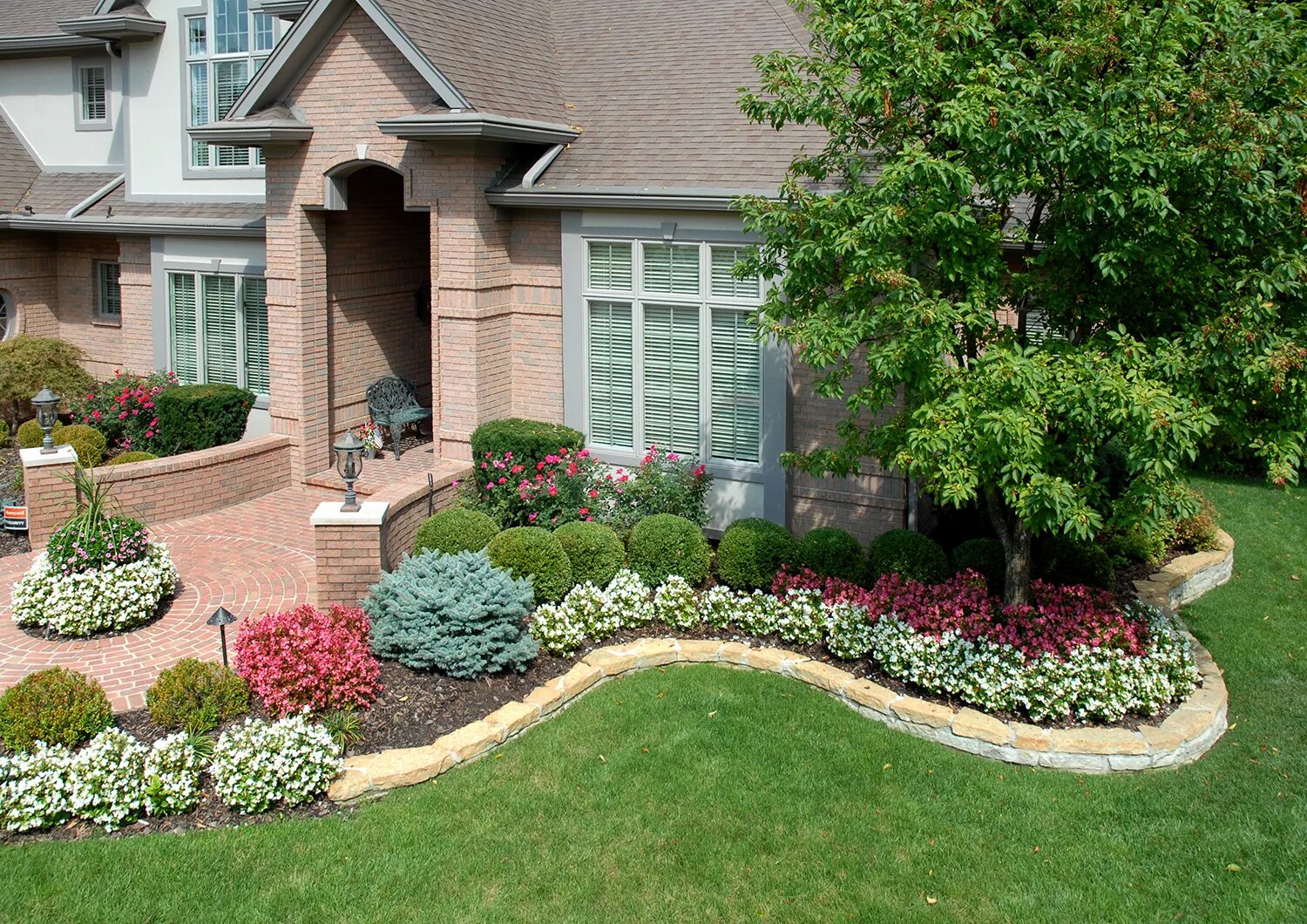 Красивый ландшафтный дизайн Landscaping is a great way to beautify your home’s exterior and boost its curb a