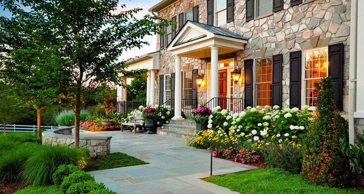 Красивый ландшафтный дизайн дома фото Loading... Front yard design, Front yard landscaping design, Modern landscaping