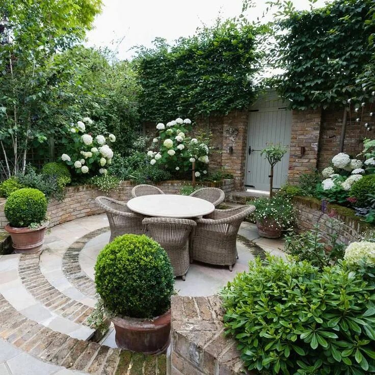 Красивый ландшафтный дизайн в частных Pin by Maria Kondrachuk on Garden Courtyard gardens design, Garden design, Small