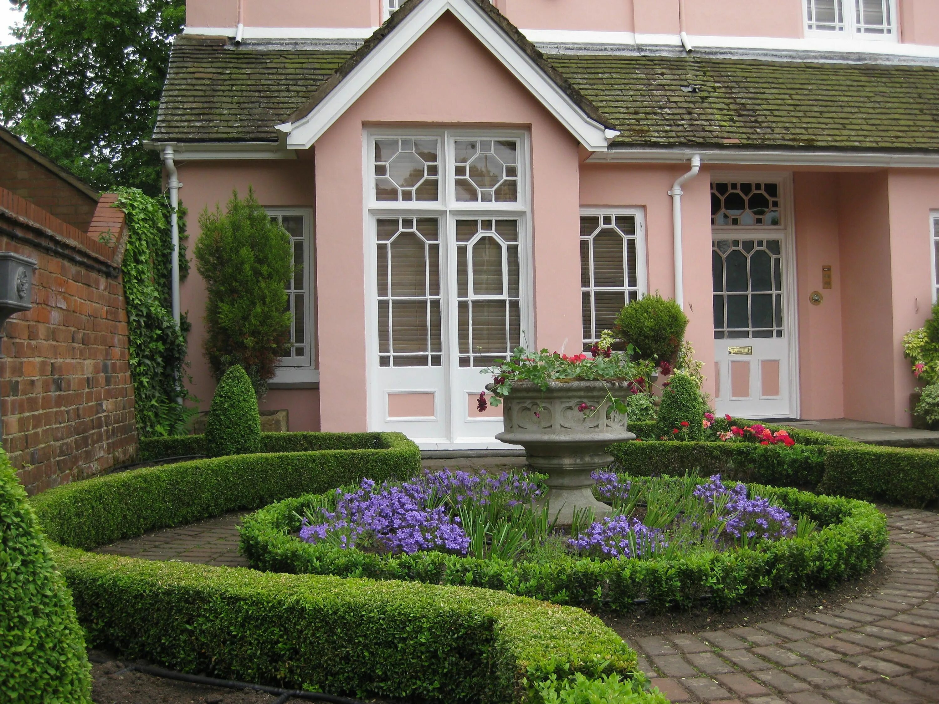 Красивый ландшафтный дизайн в частных домах фото Home in Stratford-Upon-Avon . Front yard landscaping, Yard landscaping, Front ya
