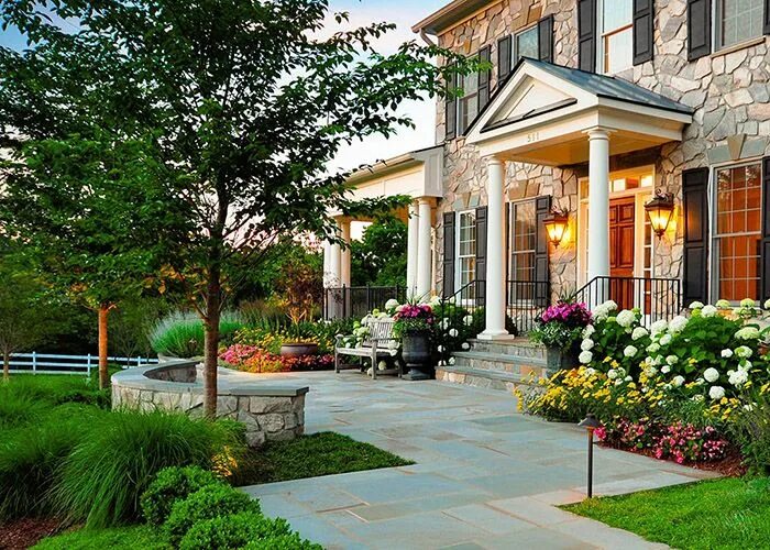 Красивый ландшафтный дизайн в частных домах фото 7 Keys to the Best Front Yard Landscaping on the Block Front yard design, Tradit